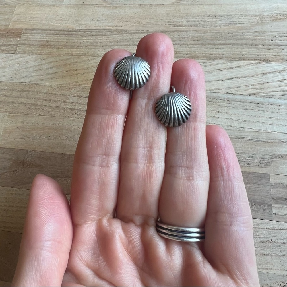 Vintage silver scallop seashell earrings on hooks - Picture 8 of 8